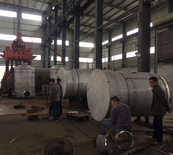不銹鋼罐體制作現(xiàn)場